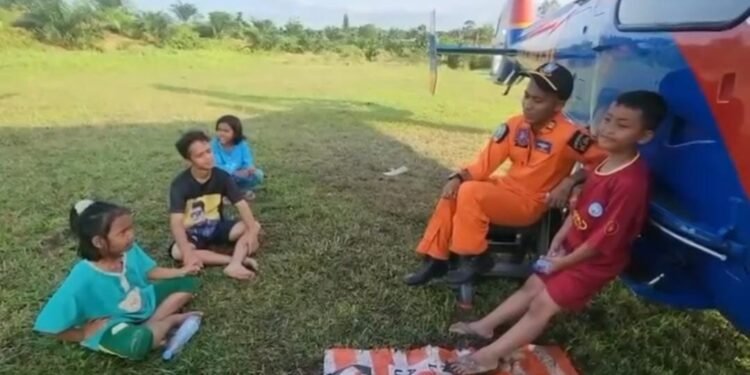 Tawa Anak-Anak Aceh Tamiang Jadi Energi Positif bagi Kru Helikopter Polri
