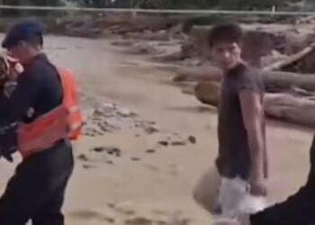 Brimob Gendong Bayi Selamatkan Warga di Tengah Banjir Tapanuli Selatan