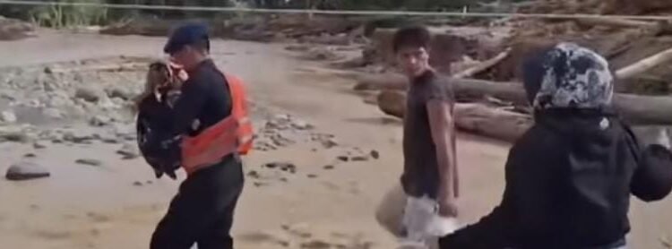 Brimob Gendong Bayi Selamatkan Warga di Tengah Banjir Tapanuli Selatan