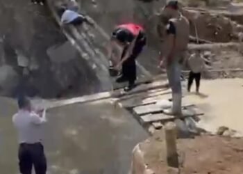 Personel Polda Sumbar Dirikan Jembatan Darurat demi Buka Akses Warga Terisolasi