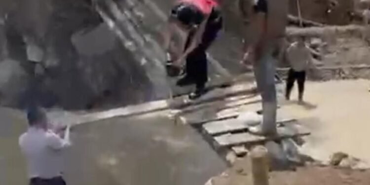 Personel Polda Sumbar Dirikan Jembatan Darurat demi Buka Akses Warga Terisolasi