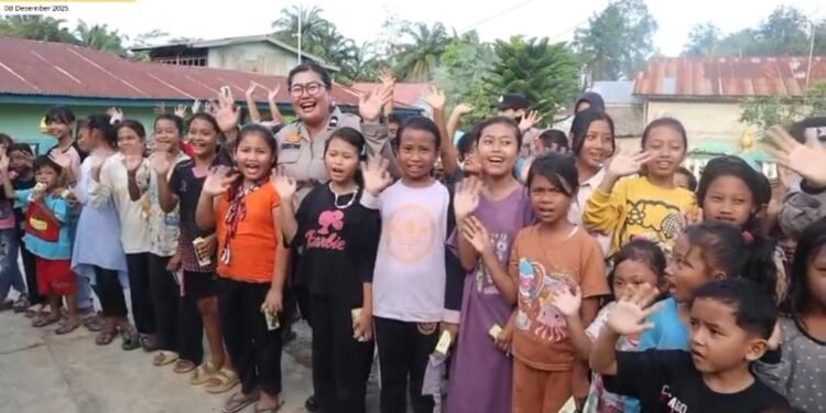 Anak-Anak Korban Banjir Kembali Ceria Bersama Srikandi Polwan Polres Langkat