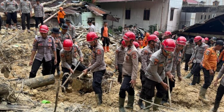 100 Personel Polri Dikerahkan Evakuasi Longsor Sibolga, Situasi Aman dan Terkendali