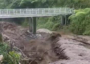 Hujan Deras Sebabkan Banjir Bandang di Guci, Kolam Favorit Wisatawan Terhapus
