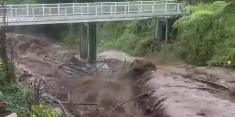 Hujan Deras Sebabkan Banjir Bandang di Guci, Kolam Favorit Wisatawan Terhapus