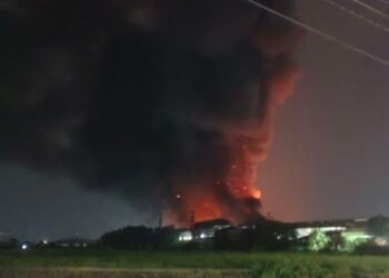 Api Mengamuk di Pabrik Dua Kelinci, Dua Gudang Hancur dan Evakuasi Massal Terjadi