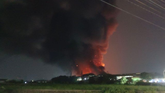 Api Mengamuk di Pabrik Dua Kelinci, Dua Gudang Hancur dan Evakuasi Massal Terjadi