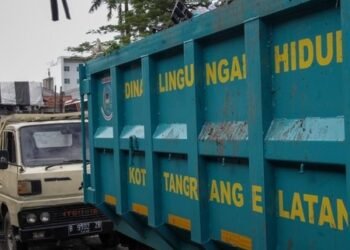 Setelah Menggunung Berhari-hari, Sampah Pasar Cimanggis Mulai Diangkut