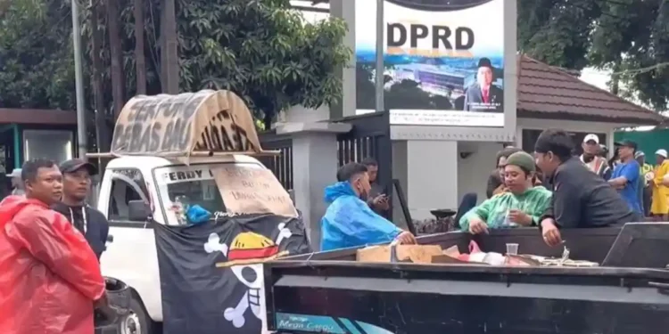 Sampah Tak Kunjung Teratasi, Warga Tangsel Gelar Aksi di DPRD