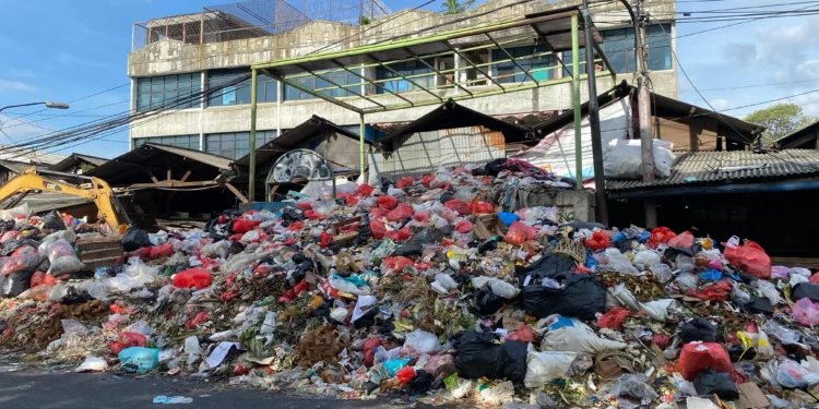 Gunungan Sampah Tutupi Pasar Cimanggis, Pedagang dan Warga Resah
