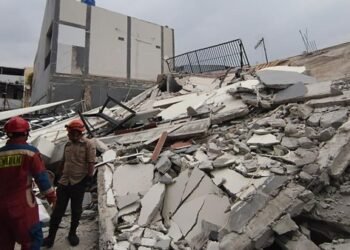 Ambruk Mendadak, Bangunan Parkir di Koja Timpa Lima Kendaraan Warga