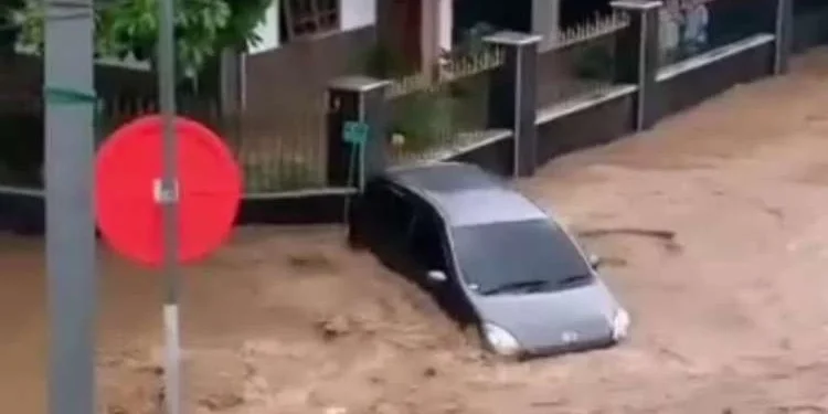 Banjir Bandang Terjang Jember, Aktivitas Warga Lumpuh dan Jalur Akses Terisolasi