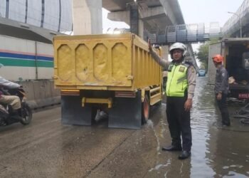 Rob Menyapa Pagi Jakarta Utara, Petugas Turunkan Pompa Air