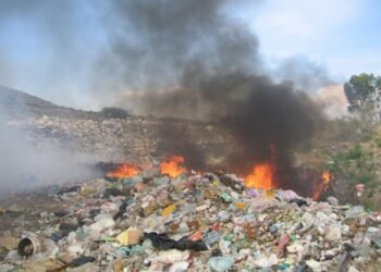 Bakar Sampah Plastik, Udara dan Tubuh Terpapar Mikroplastik