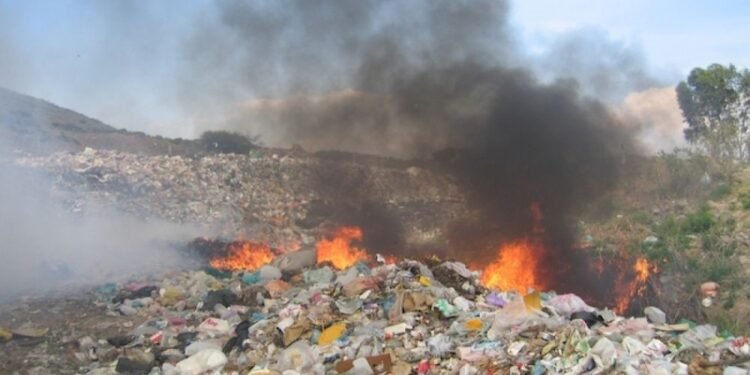 Bakar Sampah Plastik, Udara dan Tubuh Terpapar Mikroplastik
