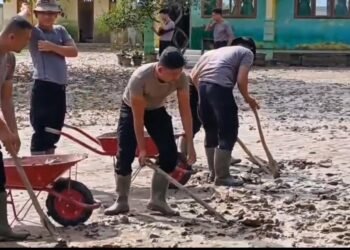 Brimob Polda Aceh Gerak Cepat Bersihkan Sekolah Terdampak Banjir di Aceh Utara