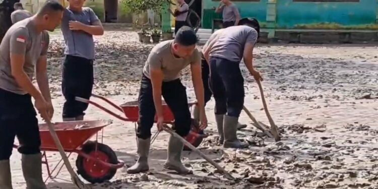 Brimob Polda Aceh Gerak Cepat Bersihkan Sekolah Terdampak Banjir di Aceh Utara