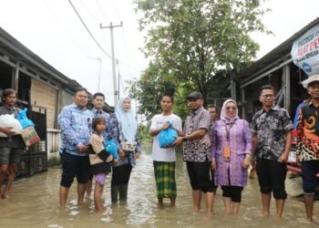 Diskominfo Kabupaten Serang Salurkan Bantuan Sembako bagi Warga Terdampak Banjir di Kibin