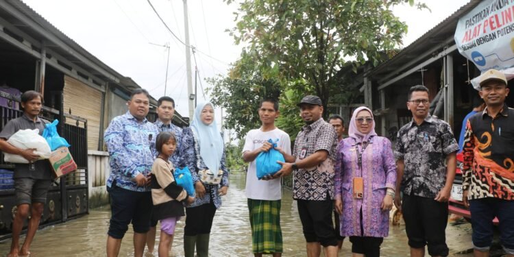 Diskominfo Kabupaten Serang Salurkan Bantuan Sembako bagi Warga Terdampak Banjir di Kibin