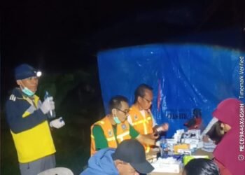 Dedikasi Tanpa Batas, Nakes PKM Carenang Beri Layanan Kesehatan di Tengah Banjir