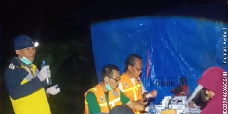 Dedikasi Tanpa Batas, Nakes PKM Carenang Beri Layanan Kesehatan di Tengah Banjir