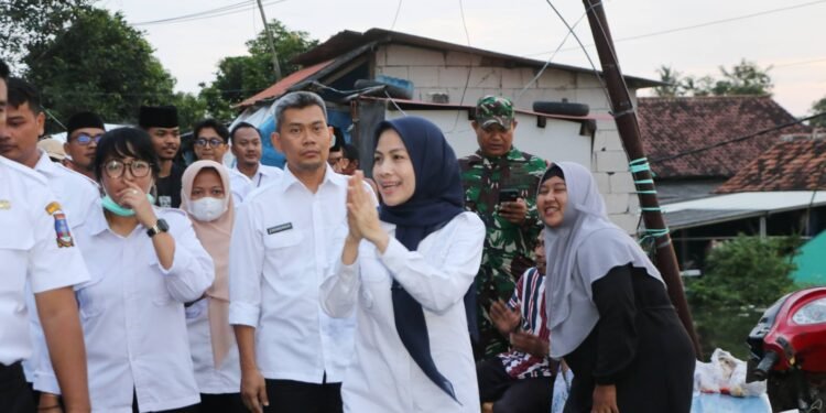 Bupati Ratu Zakiyah Turun Langsung ke Lokasi Banjir Carenang, Pastikan Warga Aman dan Sehat