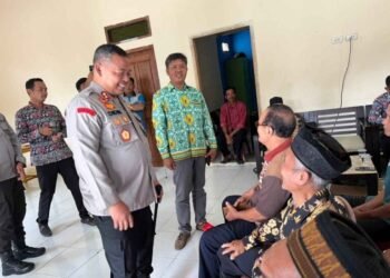 Jumat Berkah Polres Way Kanan, Kapolres Didik Kurnianto Serahkan Bantuan Sosial ke Warga