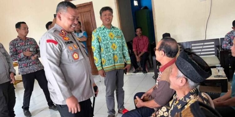 Jumat Berkah Polres Way Kanan, Kapolres Didik Kurnianto Serahkan Bantuan Sosial ke Warga
