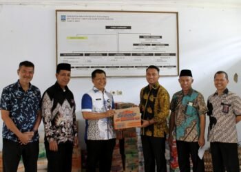 DPMPTSP Kabupaten Serang Salurkan Bantuan Sembako bagi Warga Terdampak Banjir di Carenang
