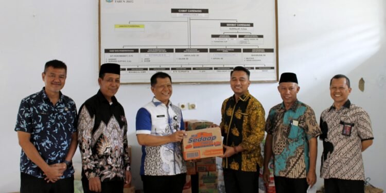 DPMPTSP Kabupaten Serang Salurkan Bantuan Sembako bagi Warga Terdampak Banjir di Carenang