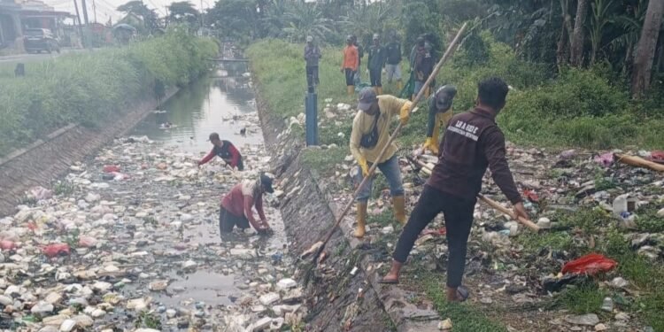 Pemkab Serang Gerak Cepat Bersihkan Tumpukan Sampah di Kali Tirtayasa, Warga Apresiasi